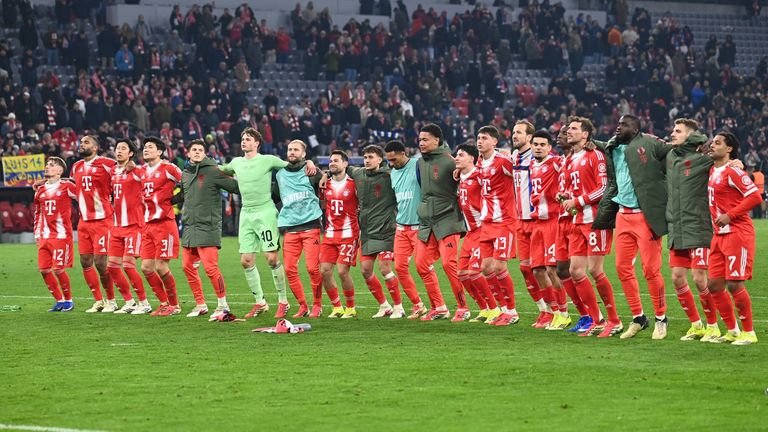 Der FC Bayern München feiert das Weiterkommen im Achtelfinale gegen Atalanta Bergamo. Im Viertelfinale treffen sie nun auf Real Madrid.