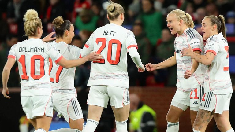 Die Bayern-Frauen gewinnen das Viertelfinal-Hinspiel der Champions League im Old Trafford.