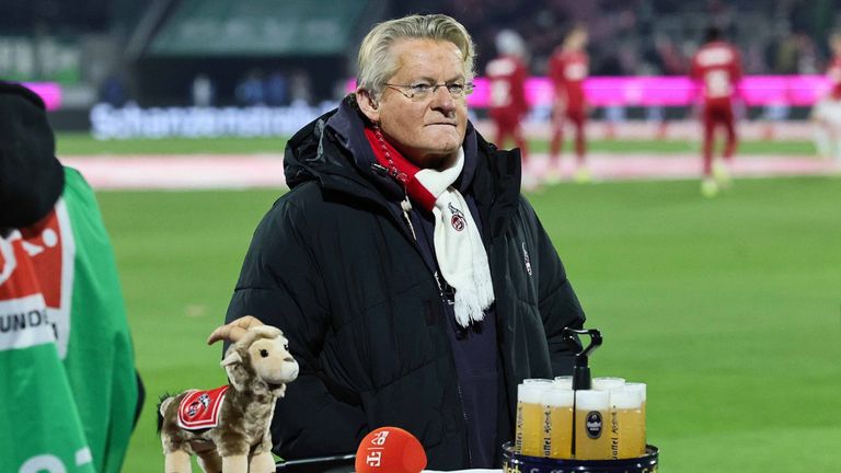 Der Stadionsprecher äußerte sich fraglich gegenüber Schiedsrichterentscheidungen.