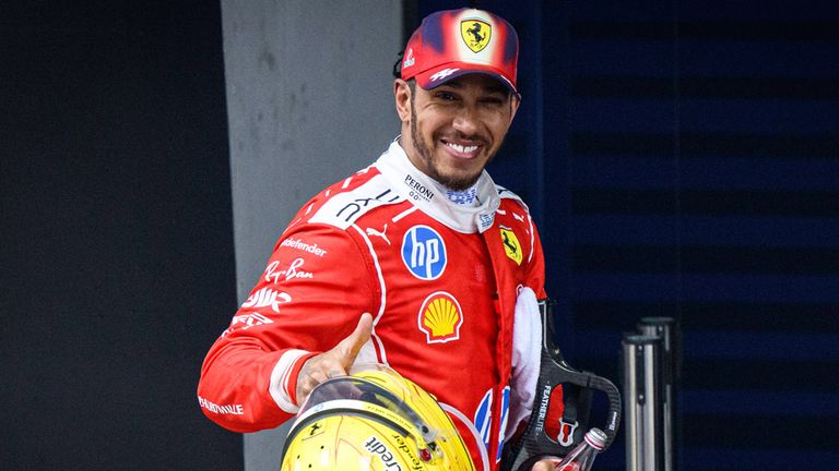Lewis Hamilton fährt in China erstmal in Rot aufs Podium.