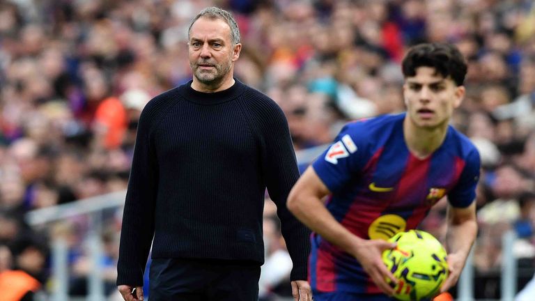 Hansi Flick (l.) möchte seine Trainerkarriere beim FC Barcelona beenden.