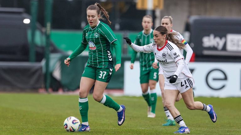 Mara Alber (links) im Zweikampf mit Ereleta Memeti (rechts).