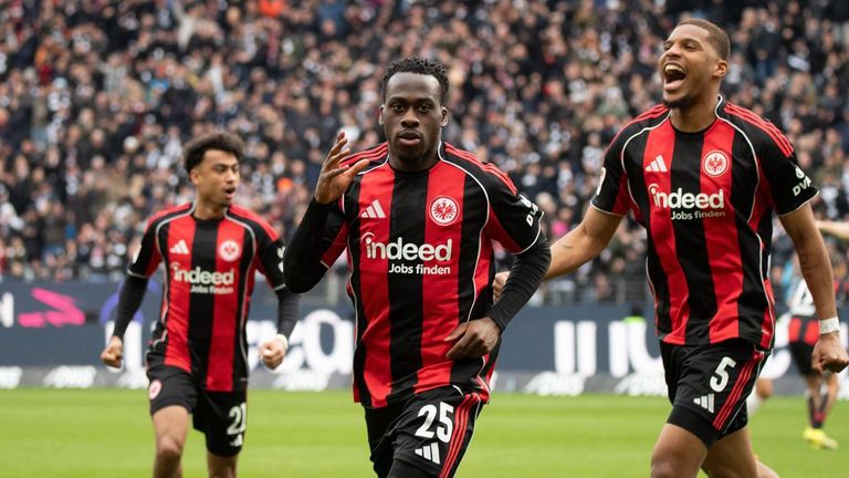 Arnaud Kalimuendo (mitte) schießt das Tor zum 1:0.