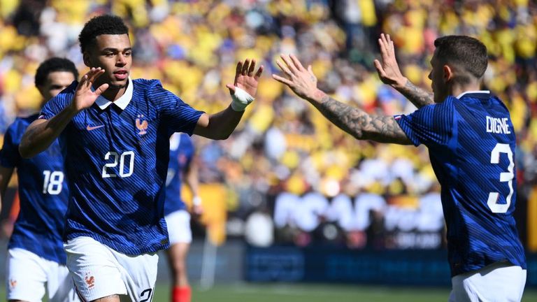 Disere Doue (l.) feiert mit Lucas Digne das 1:0 gegen Kolumbien.