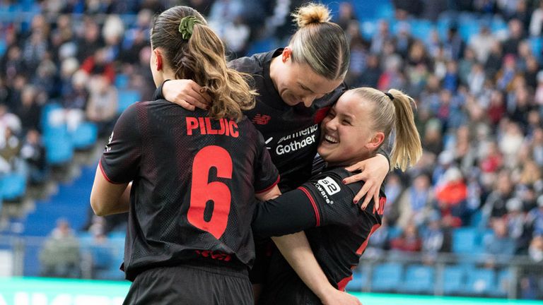 Die Frauen von Bayer Leverkusen gewinnen in der Bundesliga gegen den Hamburger SV und dürfen weiter von der Champions League träumen.