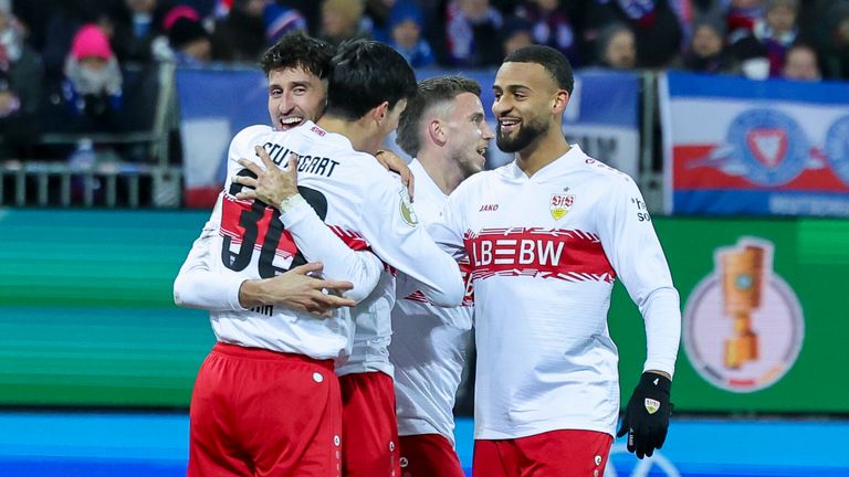 Atakan Karazor (VfB Stuttgart) bejubelt seinen Treffer zum 0:3 mit Teamkollegen Chema Andres und Josha Vagnoman. Am  23. April treffen sie 