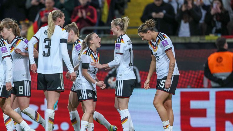 Die deutsche Frauen-Fußball-Nationalmannschaft feiert einen souveränen 5:0-Sieg im ersten Gruppenspiel gegen Slowenien. Am Samstag geht es w