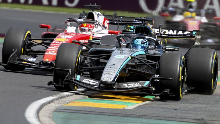 George Russell (Mercedes) vor Charles Leclerc (Ferrari) in Melbourne.