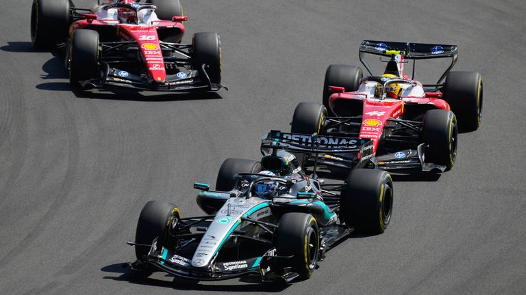 George Russell (vorne) setzt sich im China-Sprint gegen die Ferraris durch.