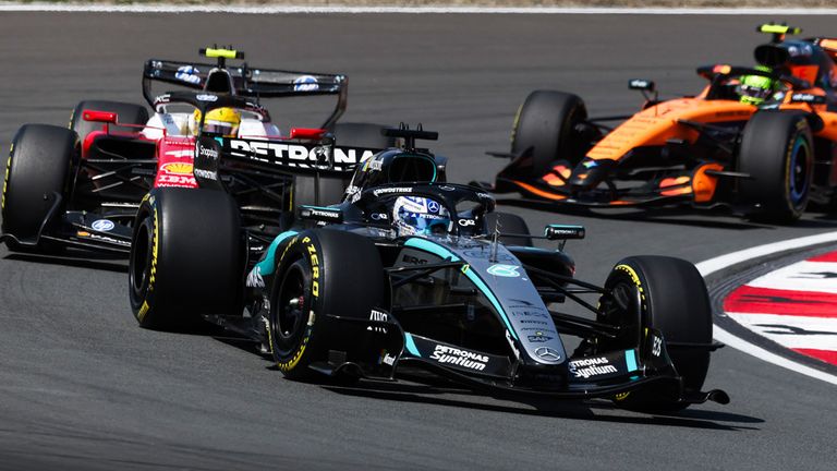 George Russell (vorne) in China vor Lewis Hamilton (l.) und Lando Norris.