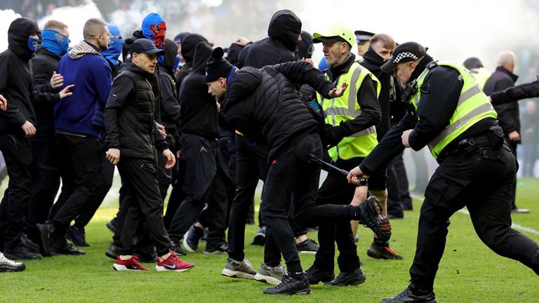 Beim Old Firm zwischen den Glasgow Rangers und Celtic Glasgow kam es zu Fan-Ausschreitungen auf dem Platz.