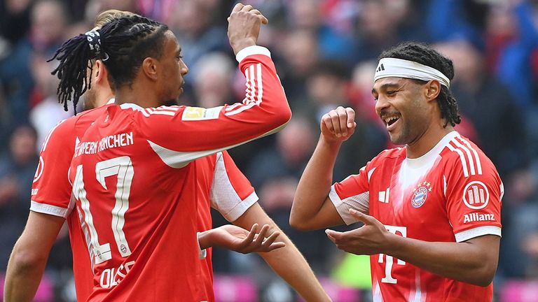 Die Bayern-Stars Serge Gnabry (r.) und Michael Olise bejubeln ein Tor.