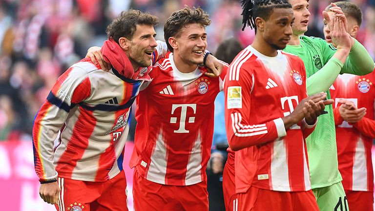 Leon Goretzka (l.) und Tom Bischof freuen sich über den Bayern-Sieg.