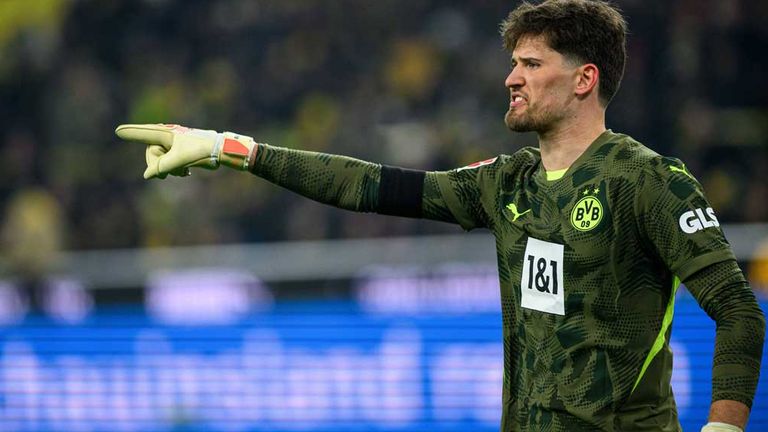 Gregor Kobel hat gegen Köln viel zu tun.