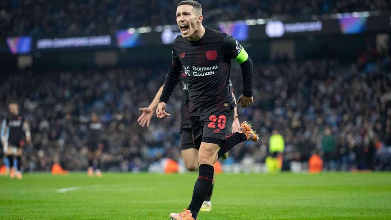 Leverkusens Kapitän Grimaldo feiert einen Treffer beim 2:0-Sie in Manchester.