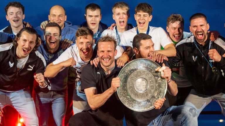 Die Berliner Füchse mit der Trophäe der deutschen Handballliga.