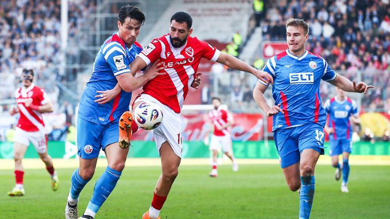 Energie Cottbus und Hansa Rostock teilen sich im 3.Liga-Topspiel die Punkte.