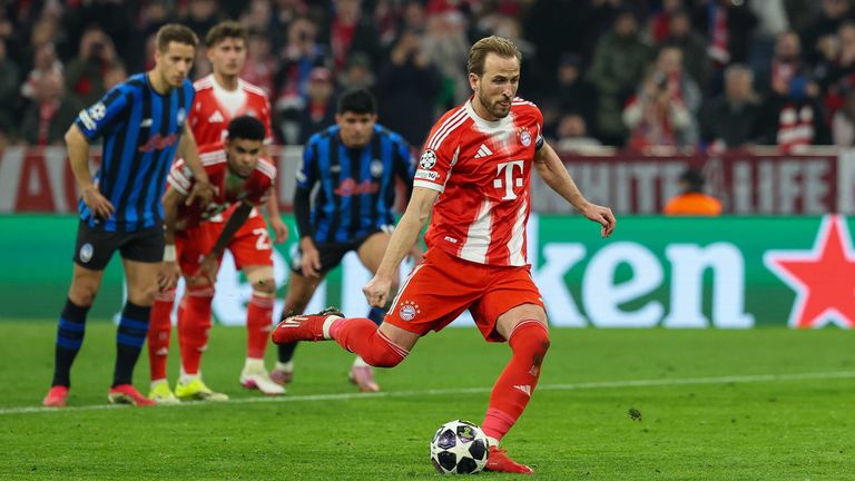Harry Kane verwandelt seinen Elfmeter im Rückspiel gegen Atalanta Bergamo. Mit einem Gesamtergebnis von 10:2 zieht der FC Bayern in die 