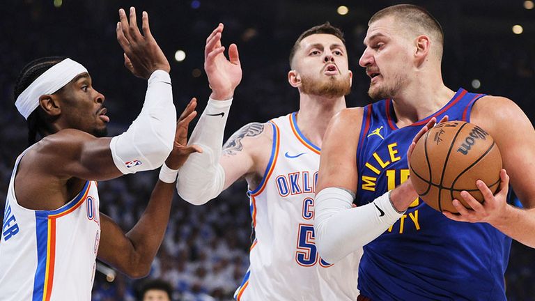 Isaiah Hartenstein (M) sieht OKC-Teamkollege Shai Gilgeous-Alexander (l.) für den klaren MVP-Favoriten.