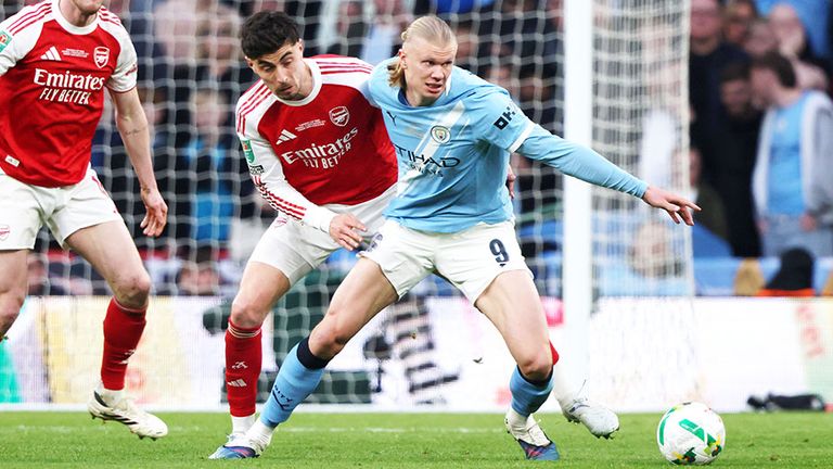 Arsenal-Star Kai Havertz (l.) im Duell mit City-Superstürmer Erling Haaland.
