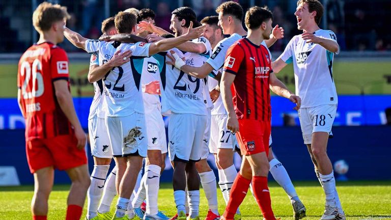 Die Hoffenheimer bejubeln einen Treffer von Doppel-Torschütze Alexander Prass (Nr. 22).
