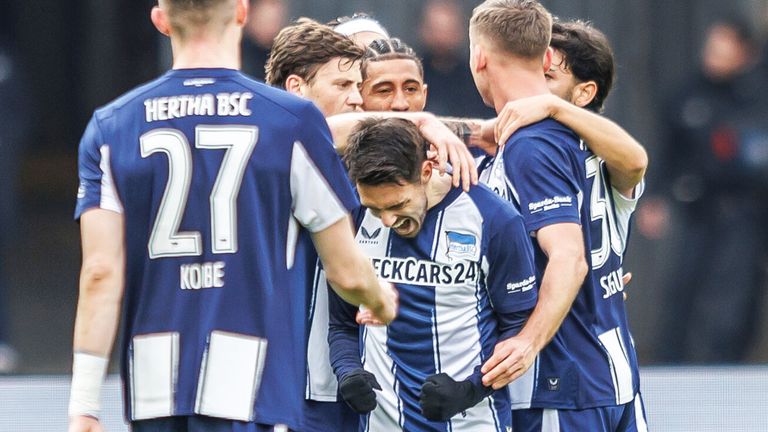 Hertha BSC gewinnt gegen den 1. FC Nürnberg dank eines Doppelpacks von Josip Brekalo (Mi.).