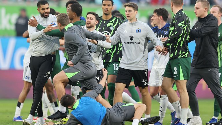 Die Handgreiflichkeiten führen sogar dazu, dass Personen zu Boden gehen. 