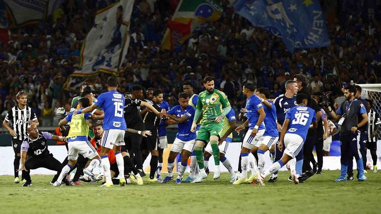 Die Spieler Cruzeiro und Atlético Mineiro gehen aufeinander los.