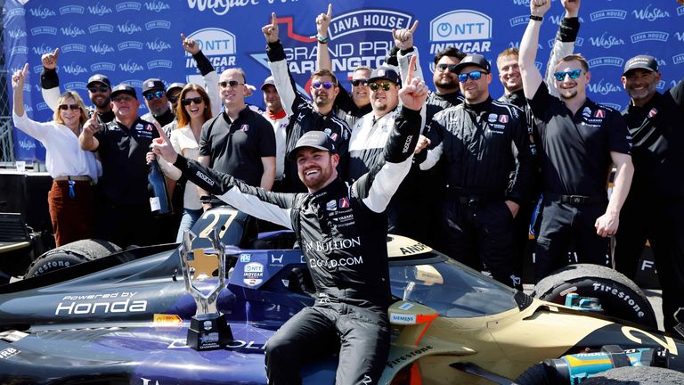 Kyle Kirkwood feiert seinen Sieg beim Grand Prix von Arlington zusammen mit dem Andretti Global Team.