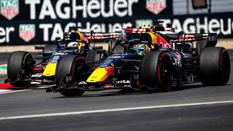 Isack Hadjar (vorne) und Max Verstappen fahren seit 2026 gemeinsam für Red Bull.