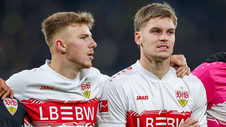 Ramon Hendriks (r.) bedankt sich mit Teamkollege Finn Jeltsch nach dem Spiel bei den Fans des VfB Stuttgart.