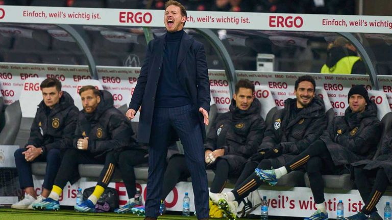 Julian Nagelsmann im November 2013 während des Spiels gegen die Türkei. Mats Hummels (2. v. r.) und Thomas Müller (r.) sitzen auf der Bank.