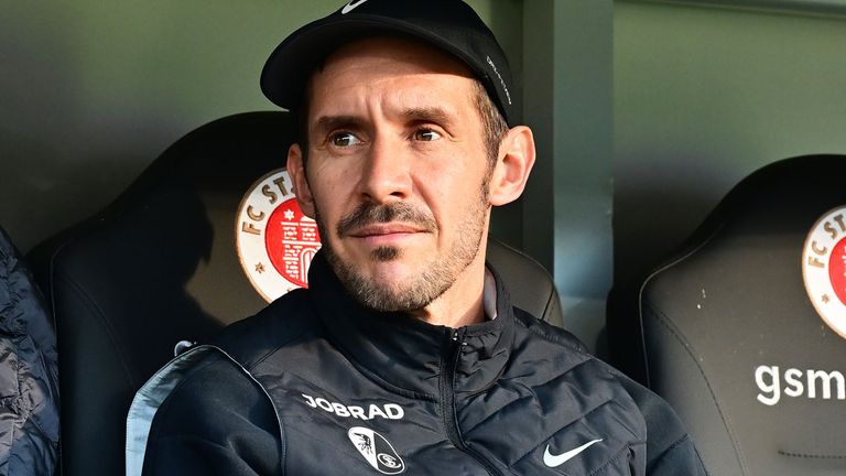 Julian Schuster kommt nach dem Sieg gegen St. Pauli zu spät zur Pressekonferenz.