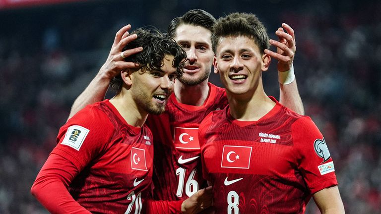 Türkei-Matchwinner Ferdi Kadioglu (l.) bejubelt sein Tor gemeinsam mit Teamkollege Arda Güler (r.).