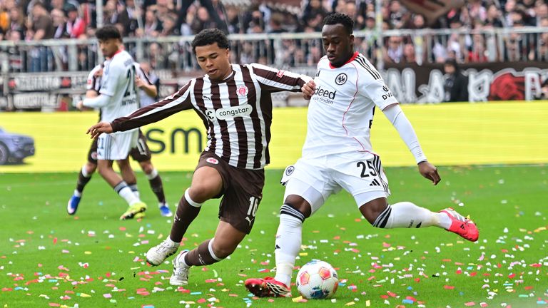 Auch SGE-Stürmer Arnaud Kalimuendo biss sich an der St. Pauli-Defensive die Zähne aus.