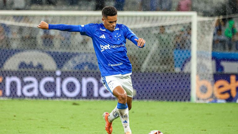 Der 17-jährige Abwehrspieler wechselt im Sommer zum BVB.