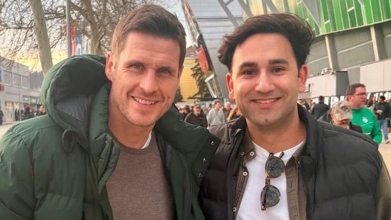 BVB-Sportchef Sebastian Kehl (l.) steht einem Fan in Wien für ein Foto zur Verfügung.