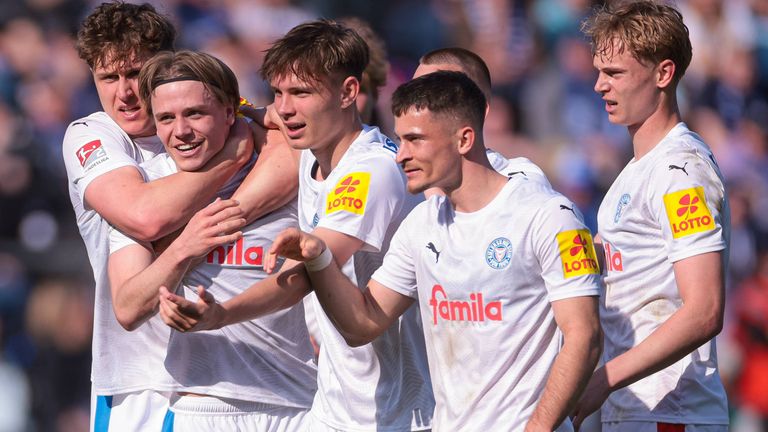 Holstein Kiel feiert einen wichtigen Sieg beim VfL Bochum.