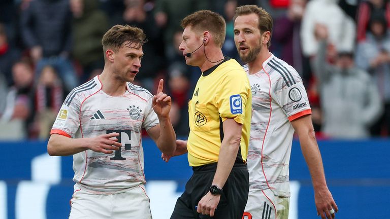 Einige Entscheidungen von Schiedsrichter Christian Dingert in Leverkusen konnten die Stars des FC Bayern nicht nachvollziehen.