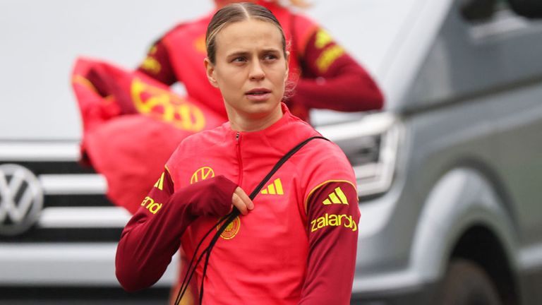 Klara Bühl muss verletzt von den DFB-Frauen abreißen.