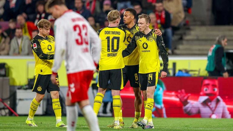 Dier Dortmunder freuen sich über den Sieg, die Kölner müssen um den Klassenerhalt zittern.