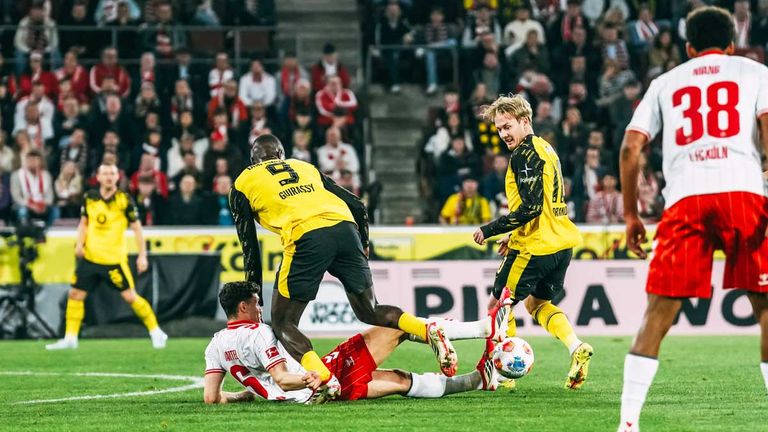 Serhou Guirassy (Nr. 9) bringt den BVB in Köln in Führung.