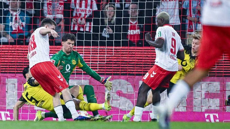 BVB-Torwart Gregor Kobel hat in Köln alle Hände voll zu tun.