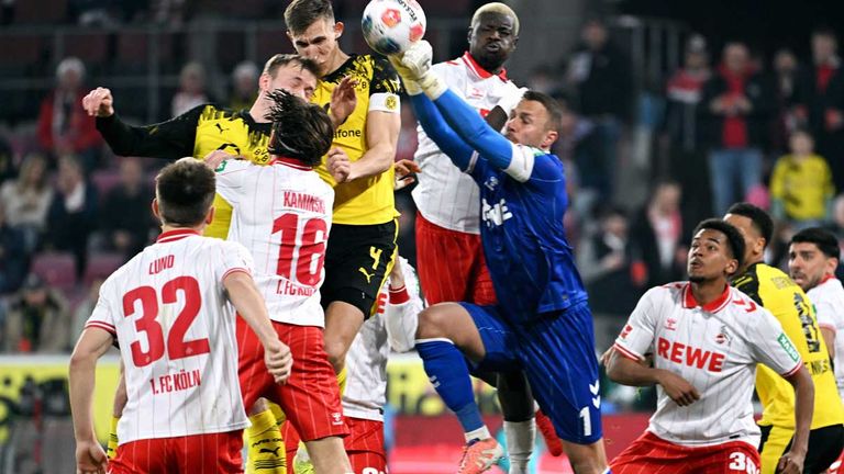 Kölns Torwart Schwäbe klärt in dieser Szene gegen den BVB.