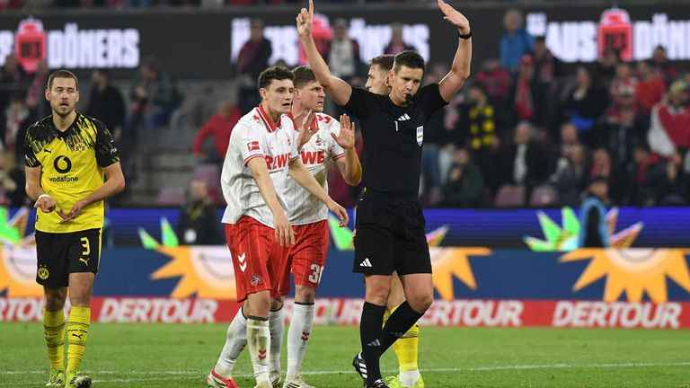 Schiedsrichter Daniel Siebert stand in Köln in der Schlussphase im Mittelpunkt.