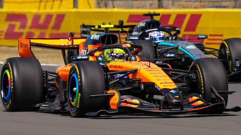 Lando Norris (vorne) und George Russell in China.