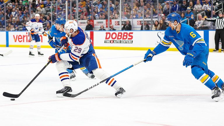 Leon Draisaitl (vorne links) und die Edmonton Oilers verlieren auf bittere Art und Weise in St. Louis.