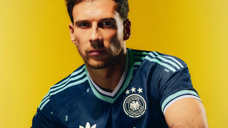 Leon Goretzka präsentiert das neue DFB-Auswärtstrikot. (Quelle: DFB)