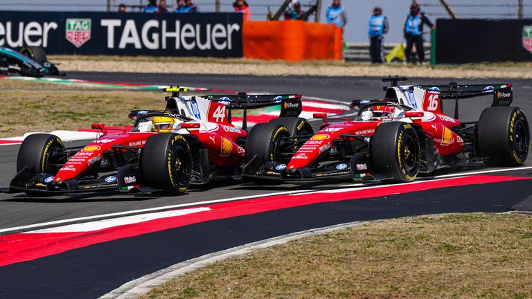 Lewis Hamilton (l.) und Charles Leclerc lieferten sich in China sowohl im Sprint als auch im Qualifying ein Ferrari-Duell auf Augenhöhe.