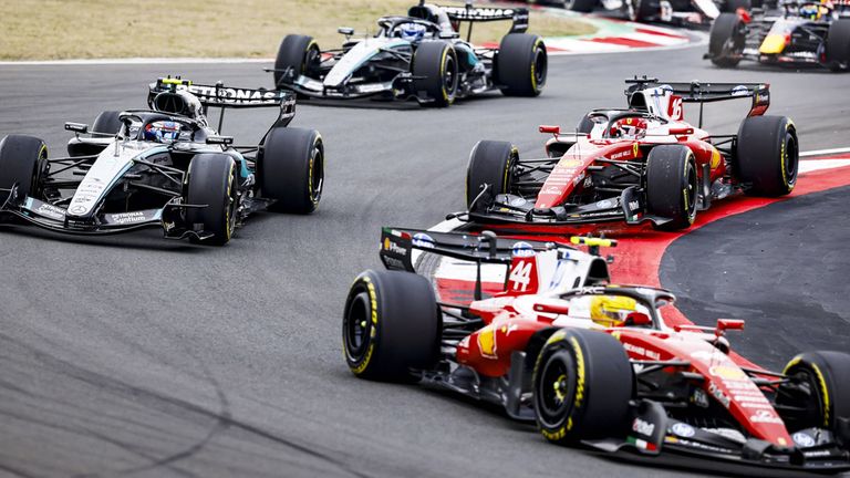 Ferrari-Superstar Lewis Hamilton (vorne rechts) führte das Rennen nach dem Start in China an.